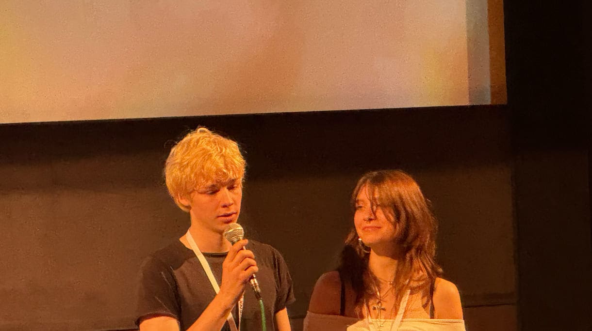 Einige aus der Crew von „Nachtmahr" beim Filmgespräch mit Expert:innen und Publikum vor der Leinwand