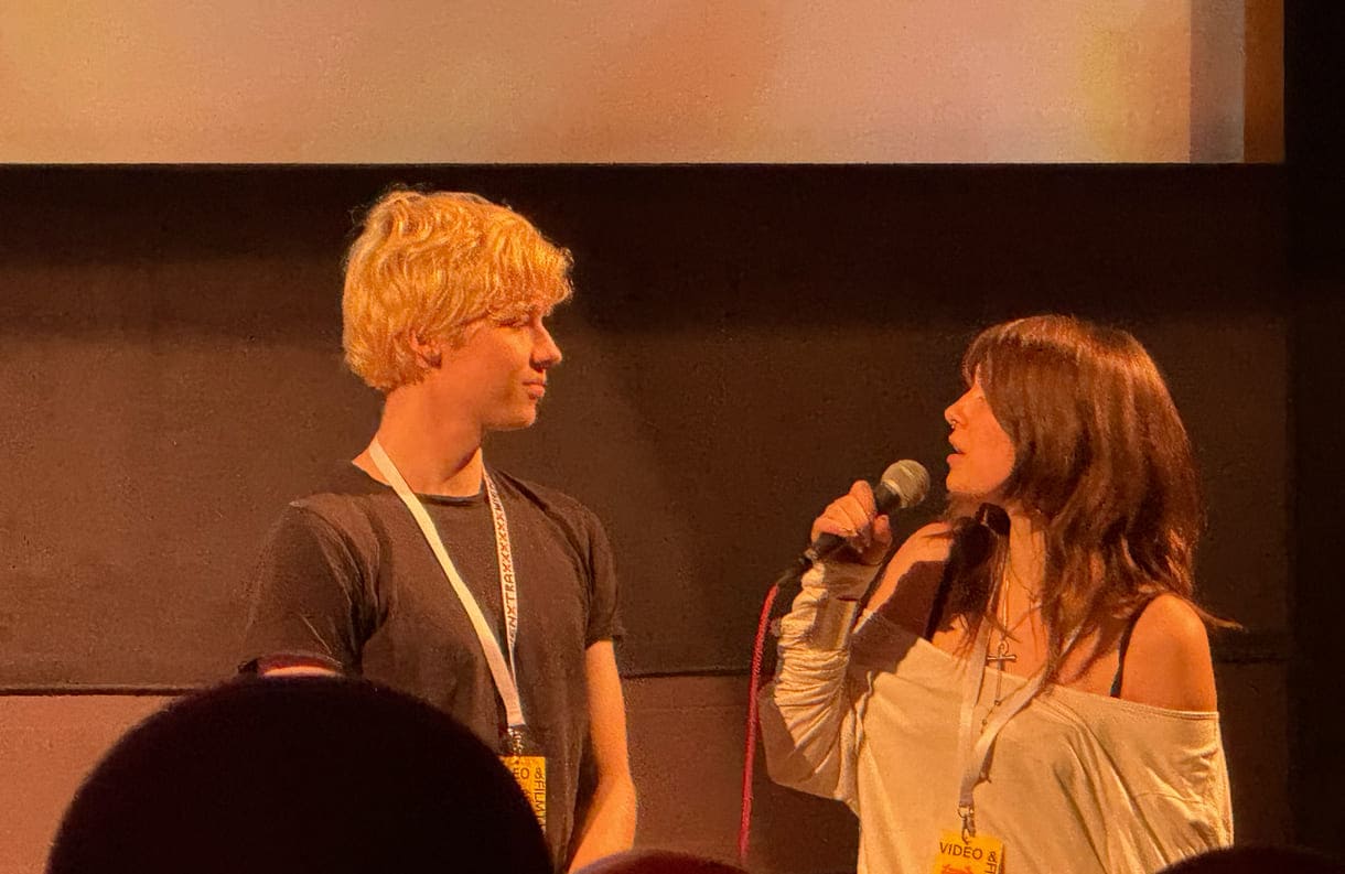 Einige aus der Crew von „Nachtmahr" beim Filmgespräch mit Expert:innen und Publikum vor der Leinwand