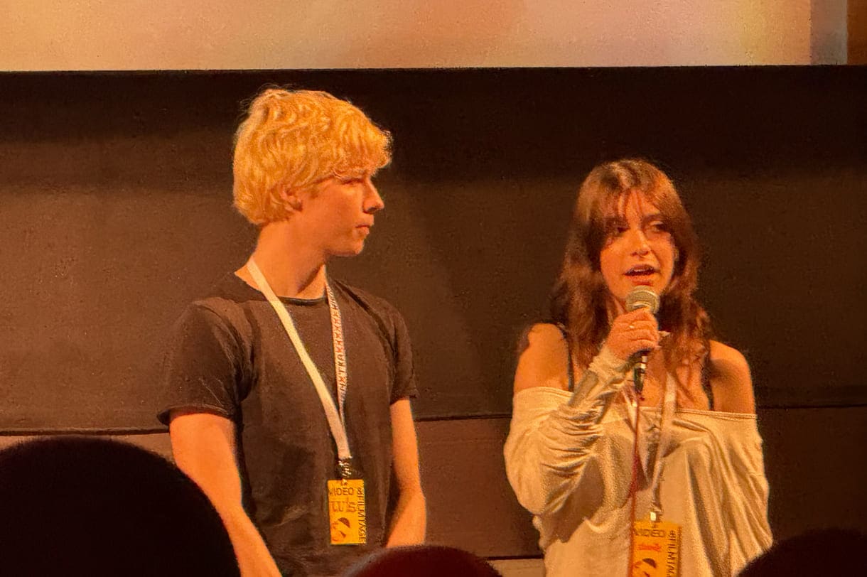 Einige aus der Crew von „Nachtmahr" beim Filmgespräch mit Expert:innen und Publikum vor der Leinwand