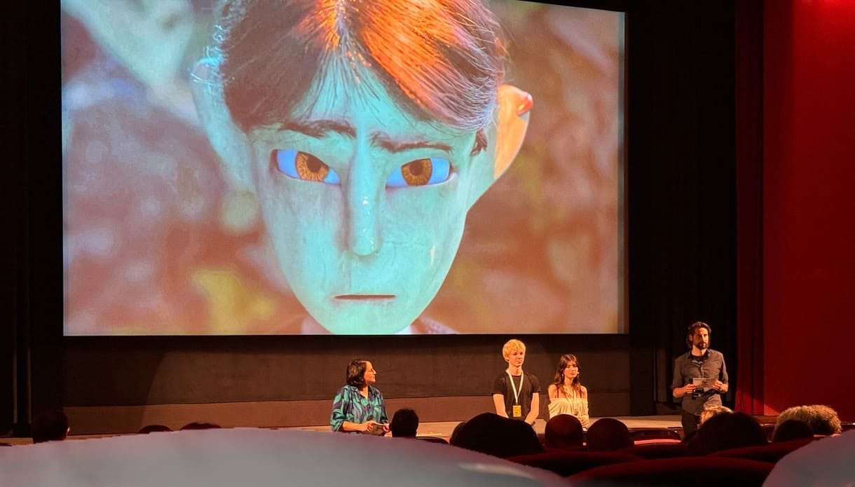 Einige aus der Crew von „Nachtmahr" beim Filmgespräch mit Expert:innen und Publikum vor der Leinwand