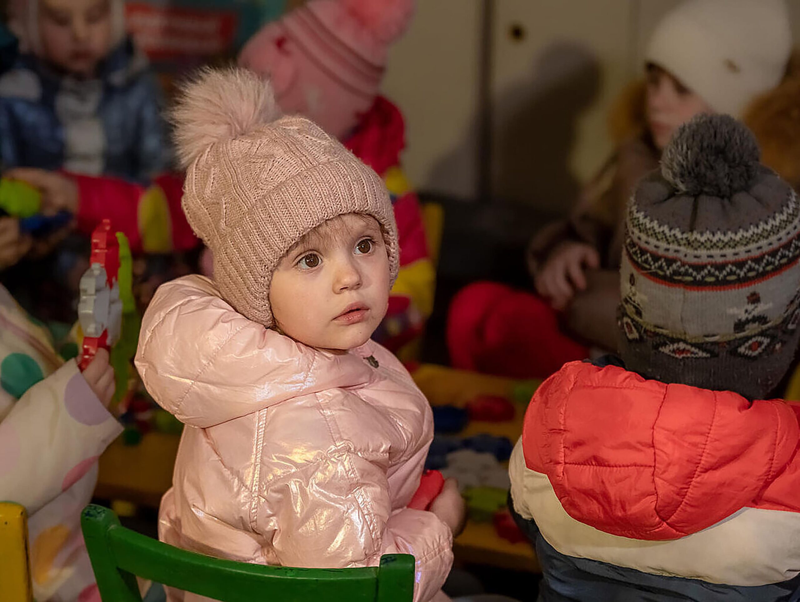 Der Krieg in der Ukraine jährt sich bald zum dritten Mal. Kinder in Frontgebieten mussten wegen Tausender Luftangriffswarnungen bis zu 5.000 Stunden – das entspricht fast 7 Monaten – im Untergrund Schutz suchen. Die Arbeit von UNICEF in der Ukraine konzentriert sich darauf, Kindern Zugang zu medizinischer Versorgung, Impfungen, Ernährungshilfe, Schutz, Bildung, sauberem Wasser und sanitären Einrichtungen, sozialem Schutz sowie psychischer Gesundheit und psychosozialer Unterstützung zu gewähren.