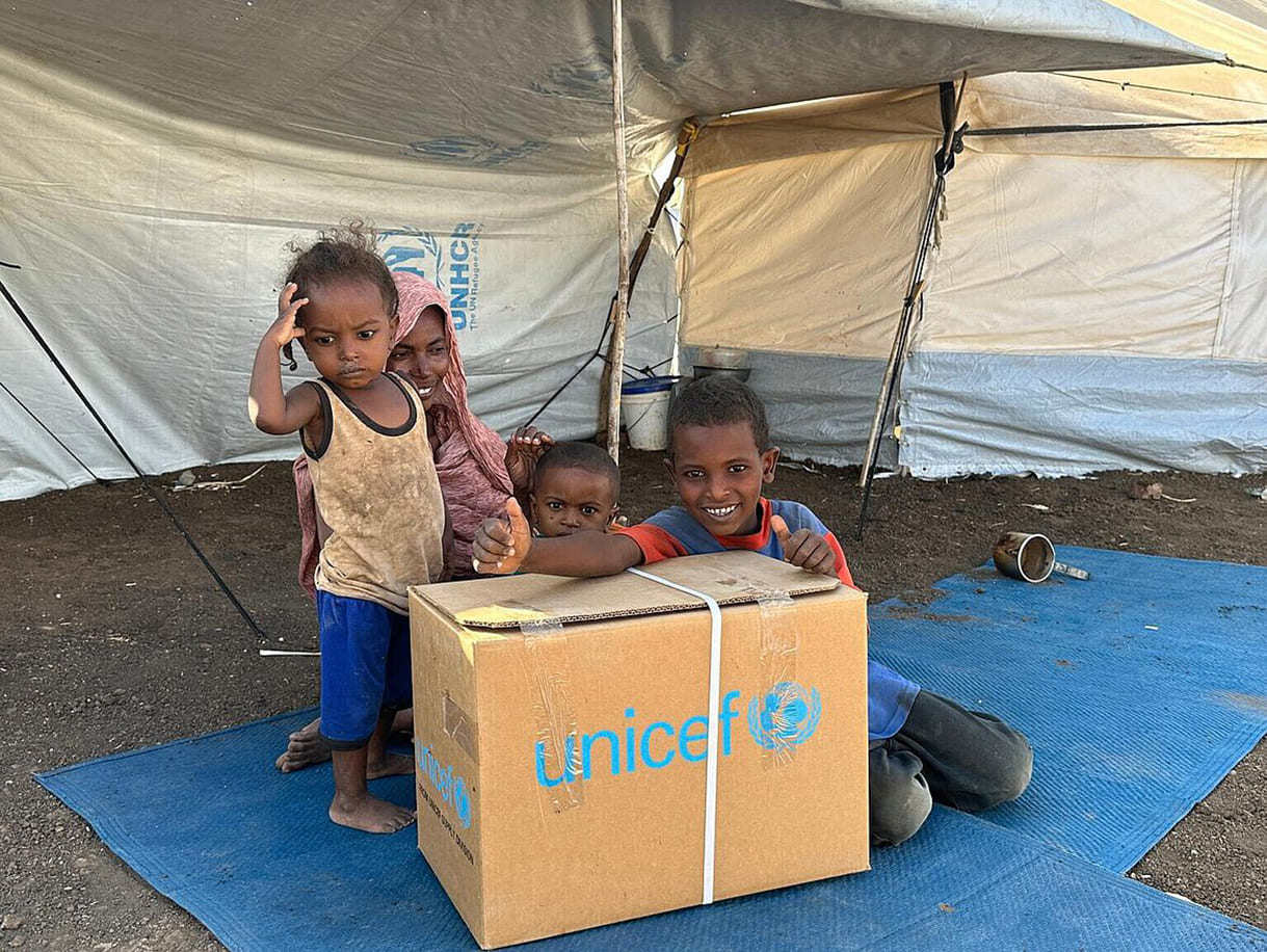 Im April jährte sich der Krieg im Sudan erstmalig, mittlerweile ist der Sudan Schauplatz der größten Kindervertreibungskrise der Welt. UNICEF ist und bleibt vor Ort und in den Nachbarländern, um die geflüchteten Kinder und ihre Familien versorgen zu können. Zusätzlich versucht UNICEF so vielen Kindern wie möglich weiterhin Zugang zu Bildung zu ermöglichen.