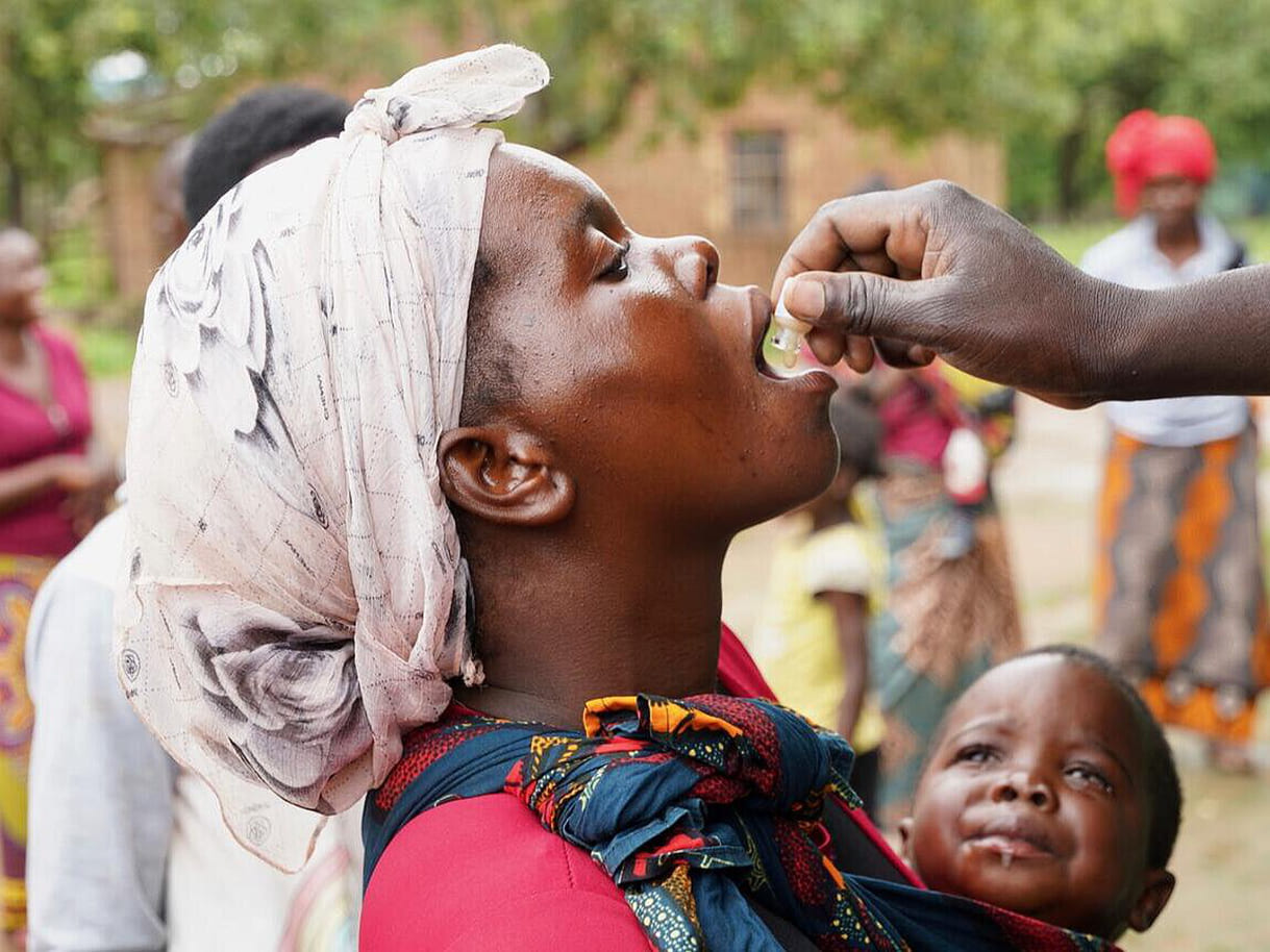 Die Cholera-Epidemie in mehreren Ländern im östlichen und südlichen Afrika hielt auch 2024 an. Alistina und ihr Sohn Emmanuel holen sich deswegen in Sambia ihre Präventivimpfung gegen Cholera ab.