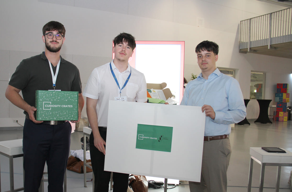 Jan Hager, Manuel Pichl und Leon Rozboril mit ihrer 