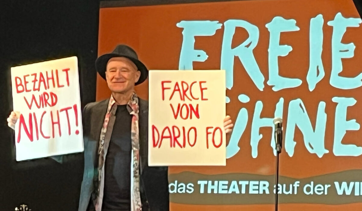 Gernot Kranner mit den Plakaten zu Dario Fos "Bezahlt wird nicht"