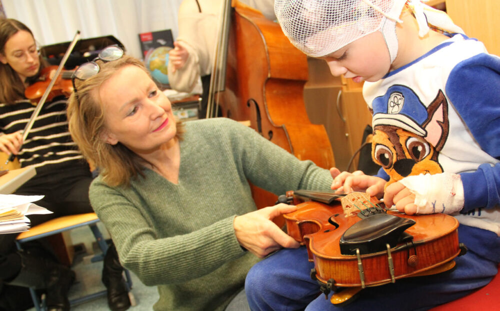 Kinder dürfen die Geige - begrenzt - ausprobieren