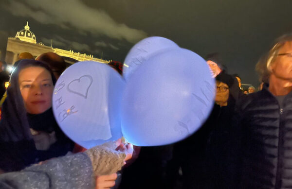 Ballons bei der Lichtermeer-Kundgebung gegen Terrorismus, Antisemitismus... November 2023