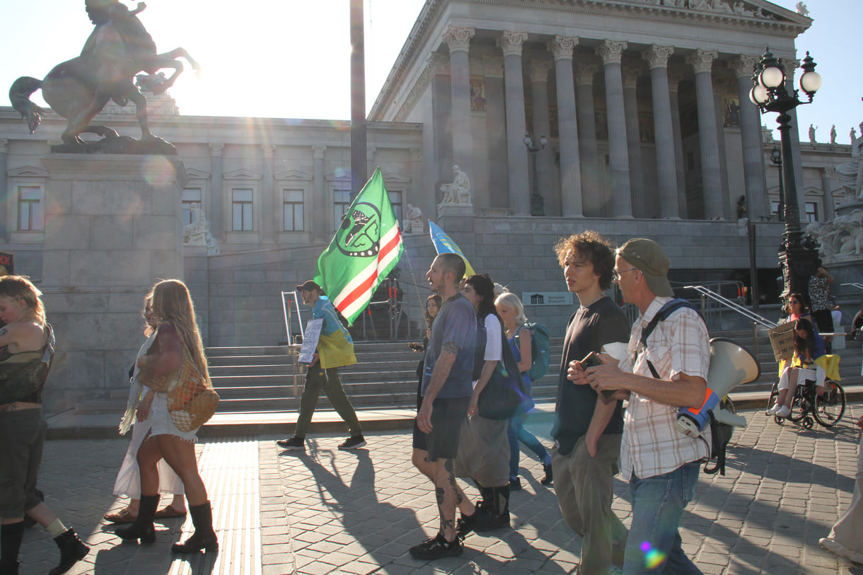 Der vom Ottakringer Yppenplatz kommende Demo-Zug erreicht das Parlament