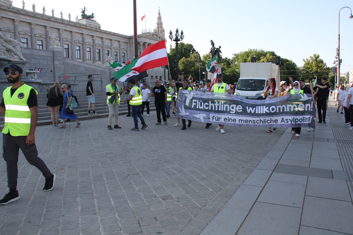 Der vom Ottakringer Yppenplatz kommende Demo-Zug erreicht das Parlament