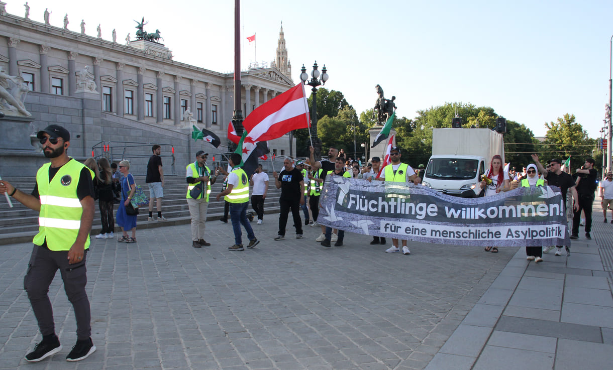 Der vom Ottakringer Yppenplatz kommende Demo-Zug erreicht das Parlament