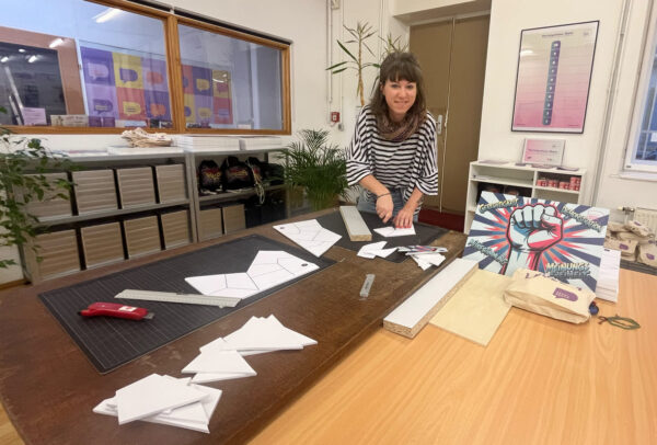 Teresa Bauer, eine von vier Mitarbeiter:innen der Fachstelle Demokratie, schneidet eigenhändig die Teile für die Puzzles