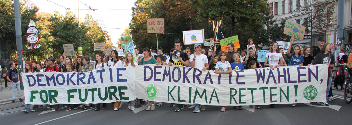 Breite, junge Spitze des Demonstrationszuges am Klimastreik-Tag, 20. September 2024