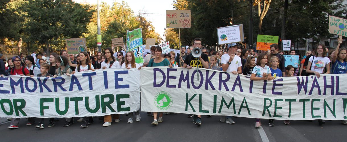 Breite, junge Spitze des Demonstrationszuges am Klimastreik-Tag, 20. September 2024