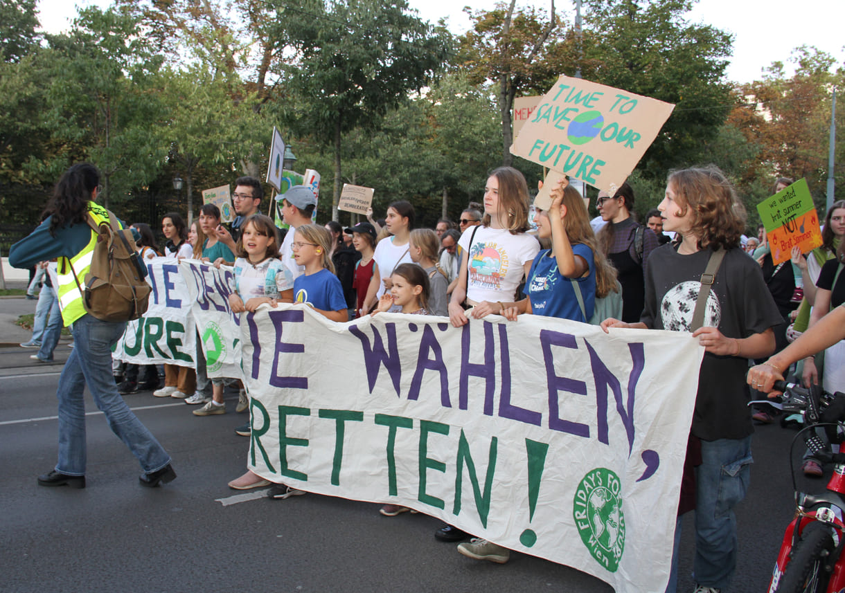 Breite, junge Spitze des Demonstrationszuges am Klimastreik-Tag, 20. September 2024