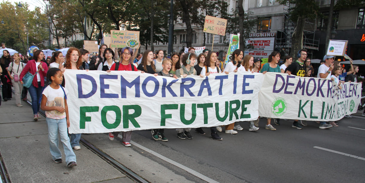 Breite, junge Spitze des Demonstrationszuges am Klimastreik-Tag, 20. September 2024