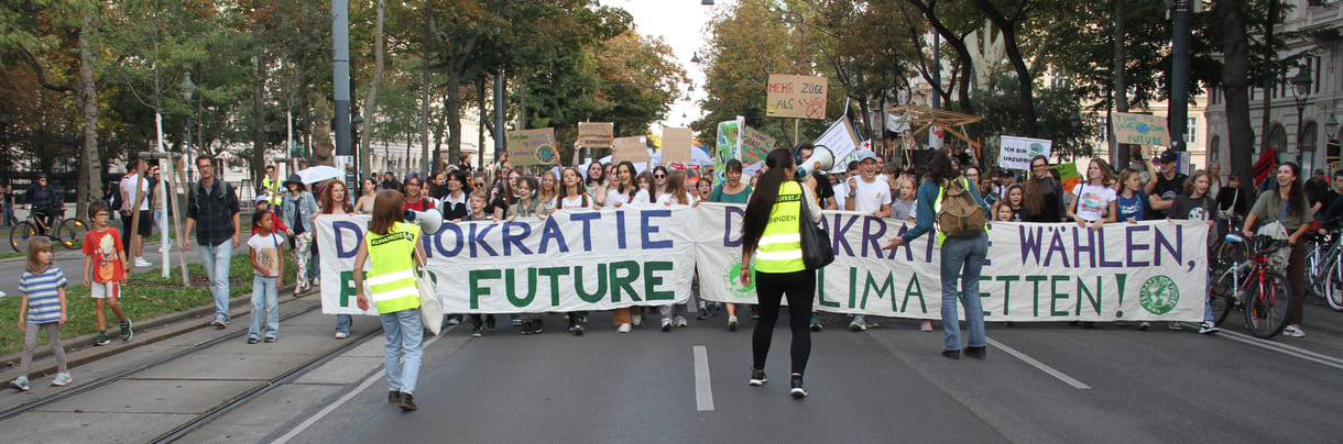 Breite, junge Spitze des Demonstrationszuges am Klimastreik-Tag, 20. September 2024