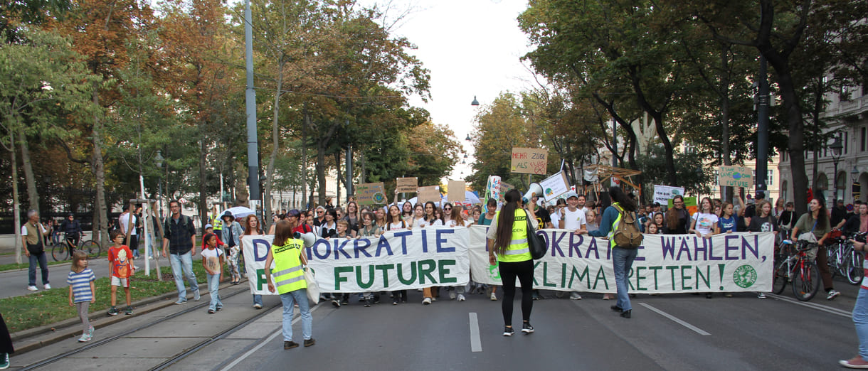 Breite, junge Spitze des Demonstrationszuges am Klimastreik-Tag, 20. September 2024