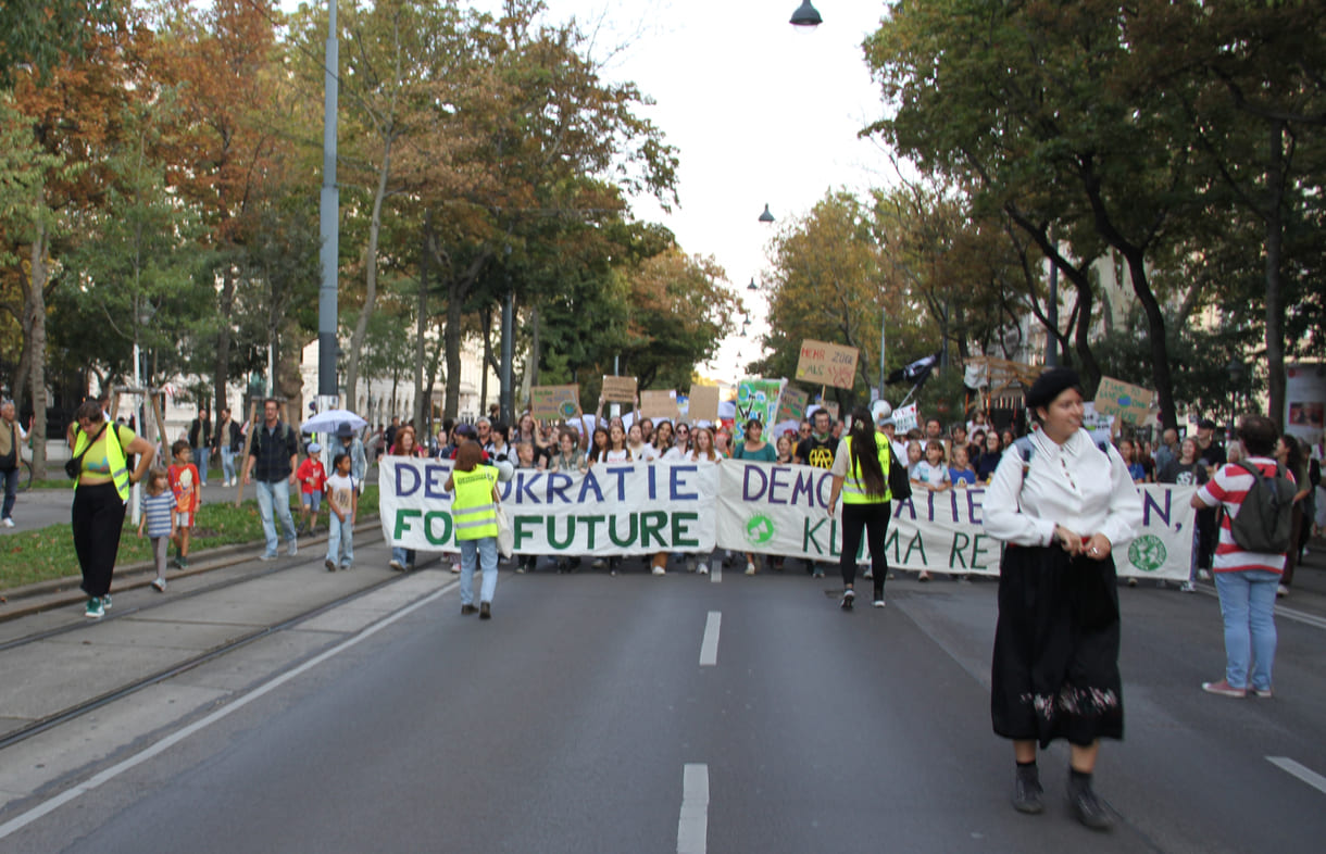 Breite, junge Spitze des Demonstrationszuges am Klimastreik-Tag, 20. September 2024