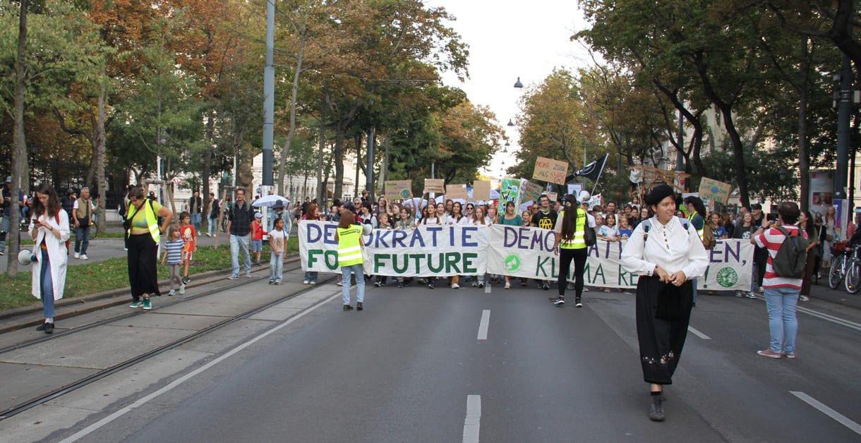 Breite, junge Spitze des Demonstrationszuges am Klimastreik-Tag, 20. September 2024