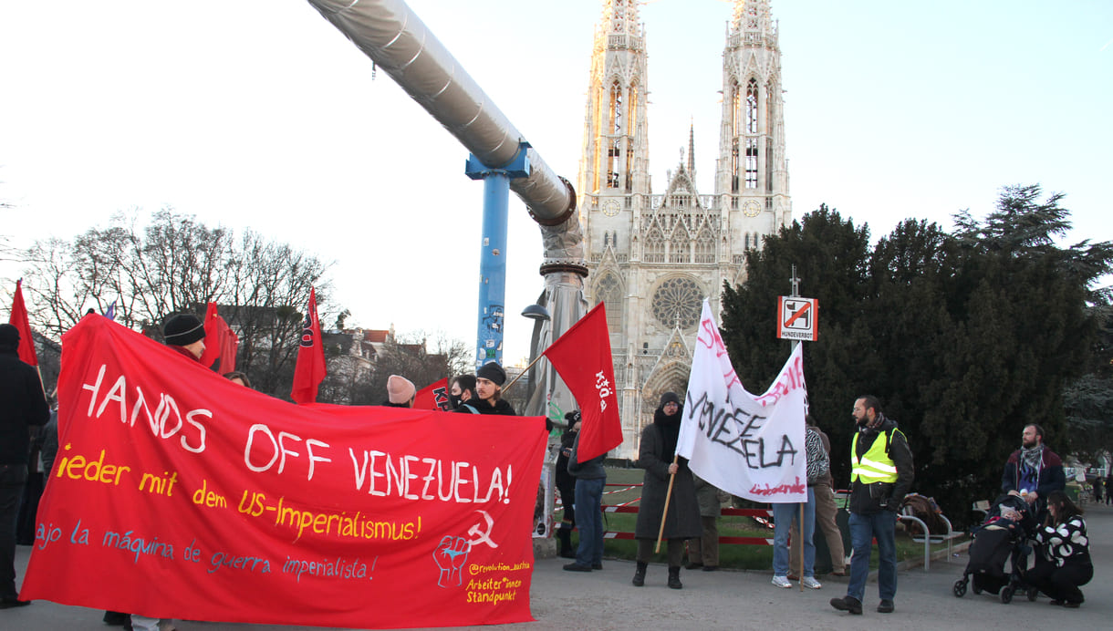 Demo vom Sigmund-Freud-Park vor der Votivkirche über die Währinger Straße in Richtung US-Botschaft in der Alsergrunder Boltzmann-Gasse