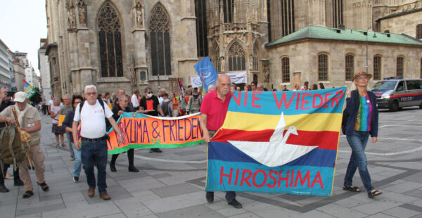 Gedenkveranstaltung 80 Jahre Atombonbeabwurf auf Hiroshima mit Transparenten, Bannern, Infotischen und Reden