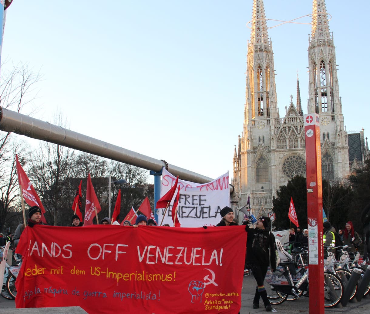 Demo vom Sigmund-Freud-Park vor der Votivkirche über die Währinger Straße in Richtung US-Botschaft in der Alsergrunder Boltzmann-Gasse