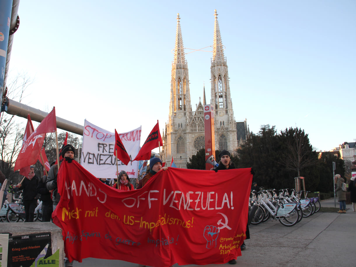Demo vom Sigmund-Freud-Park vor der Votivkirche über die Währinger Straße in Richtung US-Botschaft in der Alsergrunder Boltzmann-Gasse