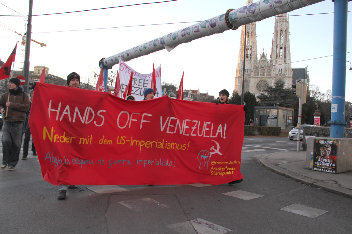 Demo vom Sigmund-Freud-Park vor der Votivkirche über die Währinger Straße in Richtung US-Botschaft in der Alsergrunder Boltzmann-Gasse