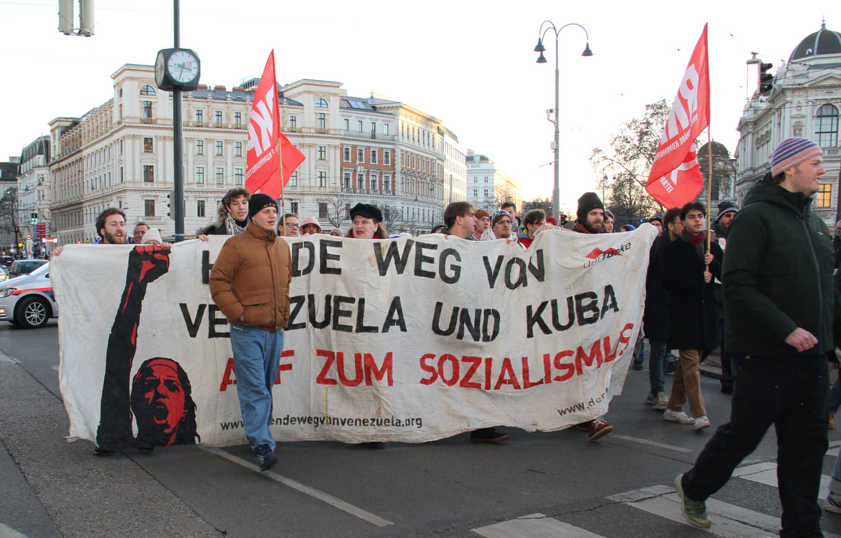 Demo vom Sigmund-Freud-Park vor der Votivkirche über die Währinger Straße in Richtung US-Botschaft in der Alsergrunder Boltzmann-Gasse
