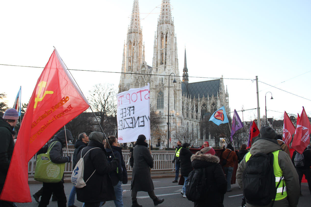 Demo vom Sigmund-Freud-Park vor der Votivkirche über die Währinger Straße in Richtung US-Botschaft in der Alsergrunder Boltzmann-Gasse