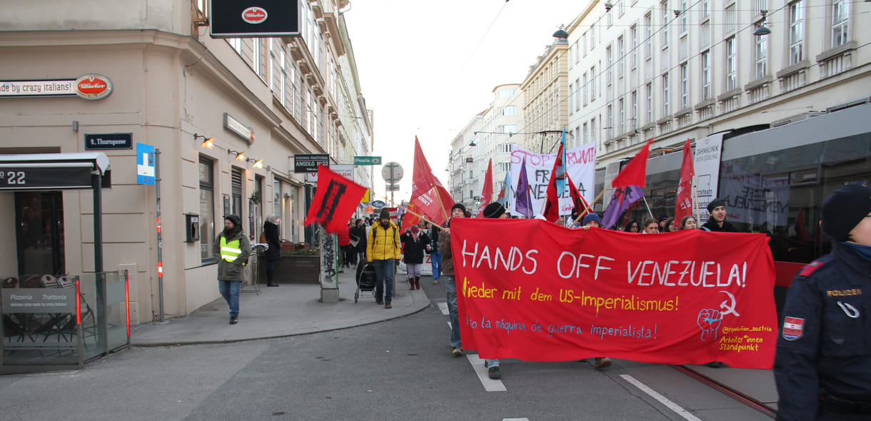Demo vom Sigmund-Freud-Park vor der Votivkirche über die Währinger Straße in Richtung US-Botschaft in der Alsergrunder Boltzmann-Gasse