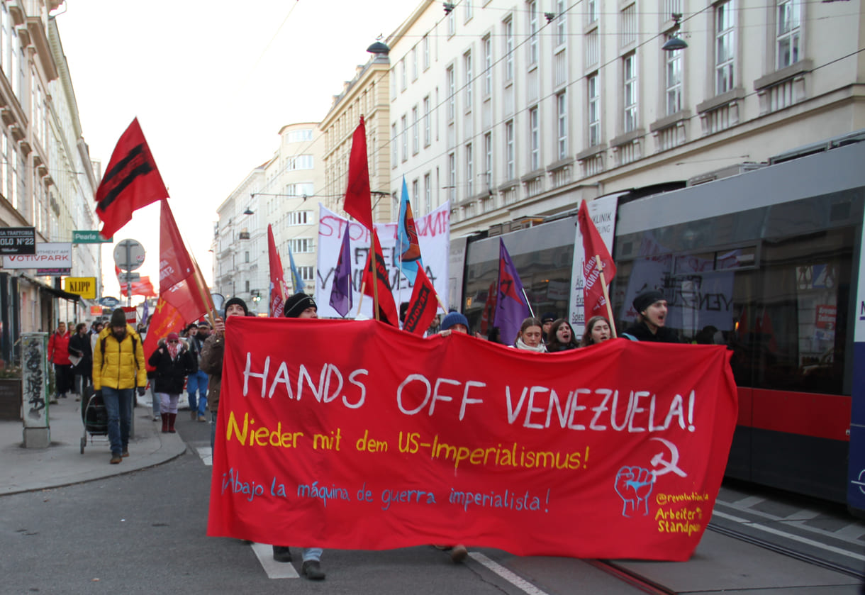 Demo vom Sigmund-Freud-Park vor der Votivkirche über die Währinger Straße in Richtung US-Botschaft in der Alsergrunder Boltzmann-Gasse