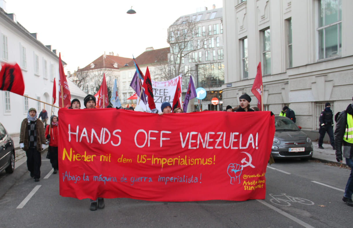 Demo vom Sigmund-Freud-Park vor der Votivkirche über die Währinger Straße in Richtung US-Botschaft in der Alsergrunder Boltzmann-Gasse