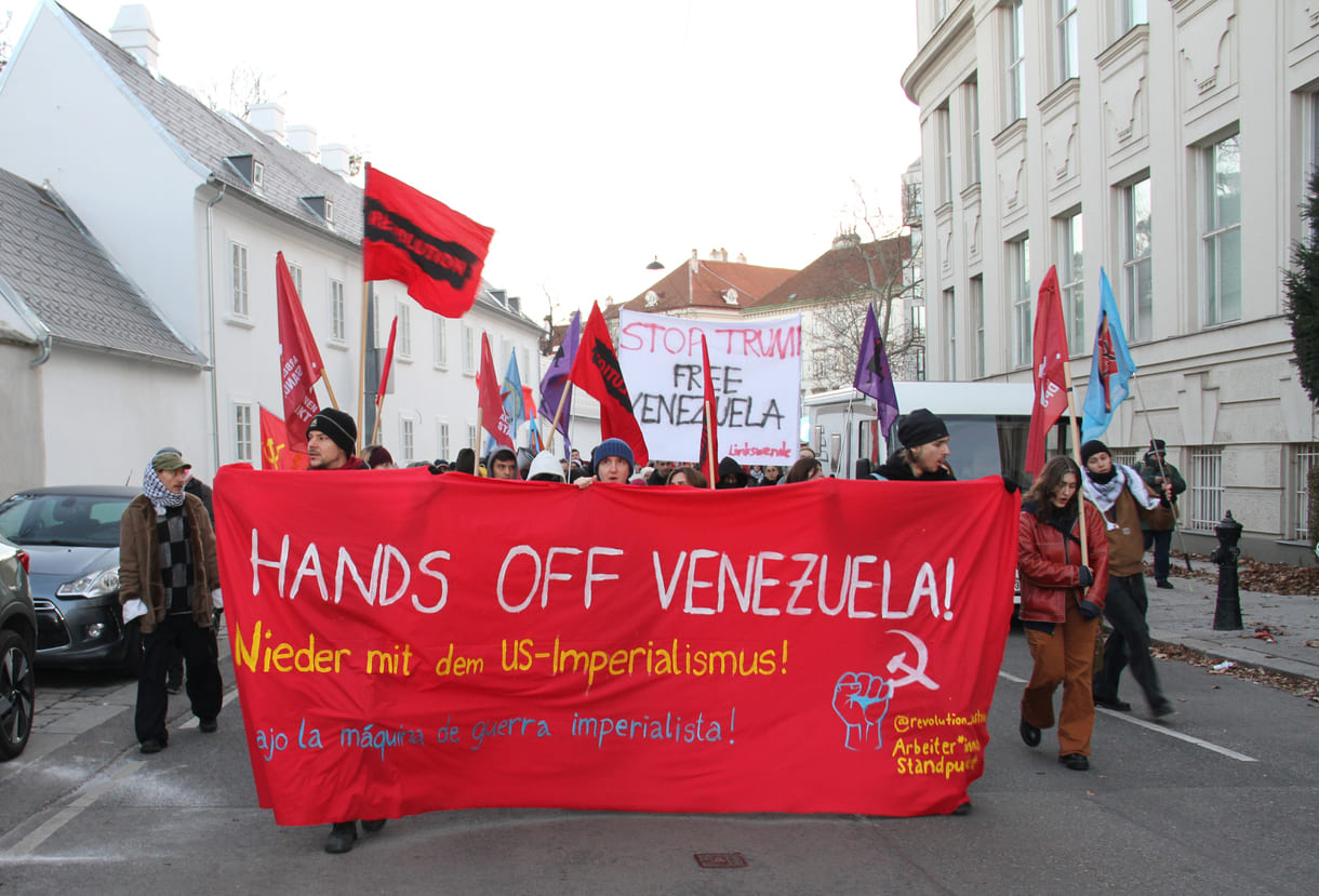 Demo vom Sigmund-Freud-Park vor der Votivkirche über die Währinger Straße in Richtung US-Botschaft in der Alsergrunder Boltzmann-Gasse