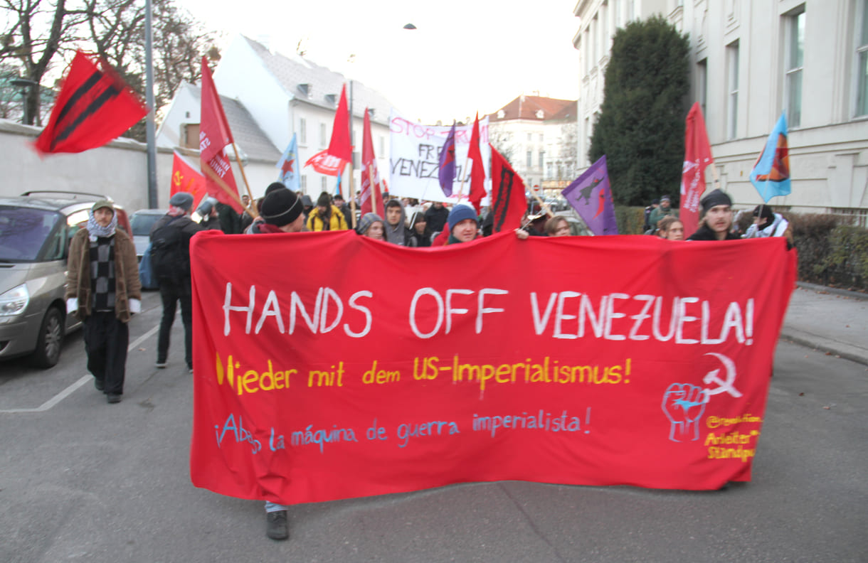 Demo vom Sigmund-Freud-Park vor der Votivkirche über die Währinger Straße in Richtung US-Botschaft in der Alsergrunder Boltzmann-Gasse
