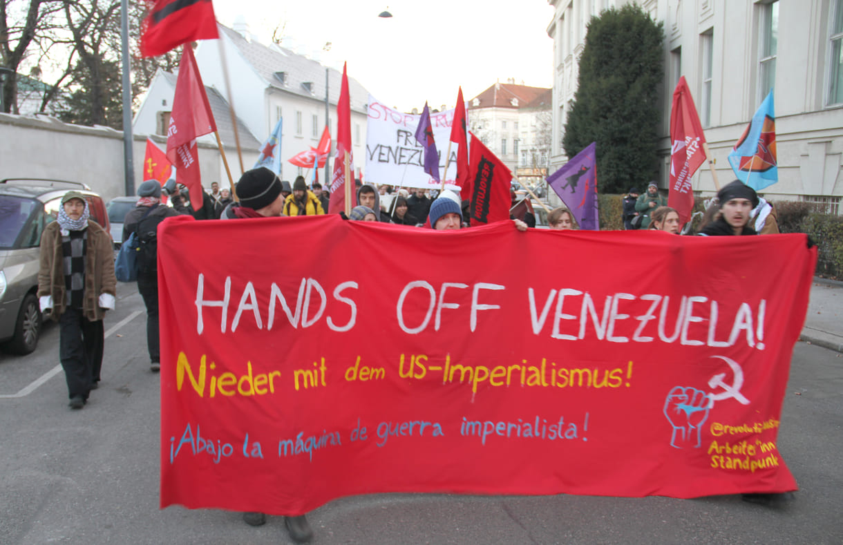 Demo vom Sigmund-Freud-Park vor der Votivkirche über die Währinger Straße in Richtung US-Botschaft in der Alsergrunder Boltzmann-Gasse