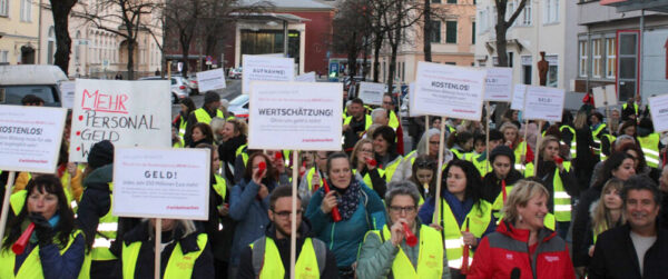 Demonstration von Kärntner Elementarpädagog:innen und Menschen, die deren Forerungen unterstützen - März 2022 in Klagenfurt