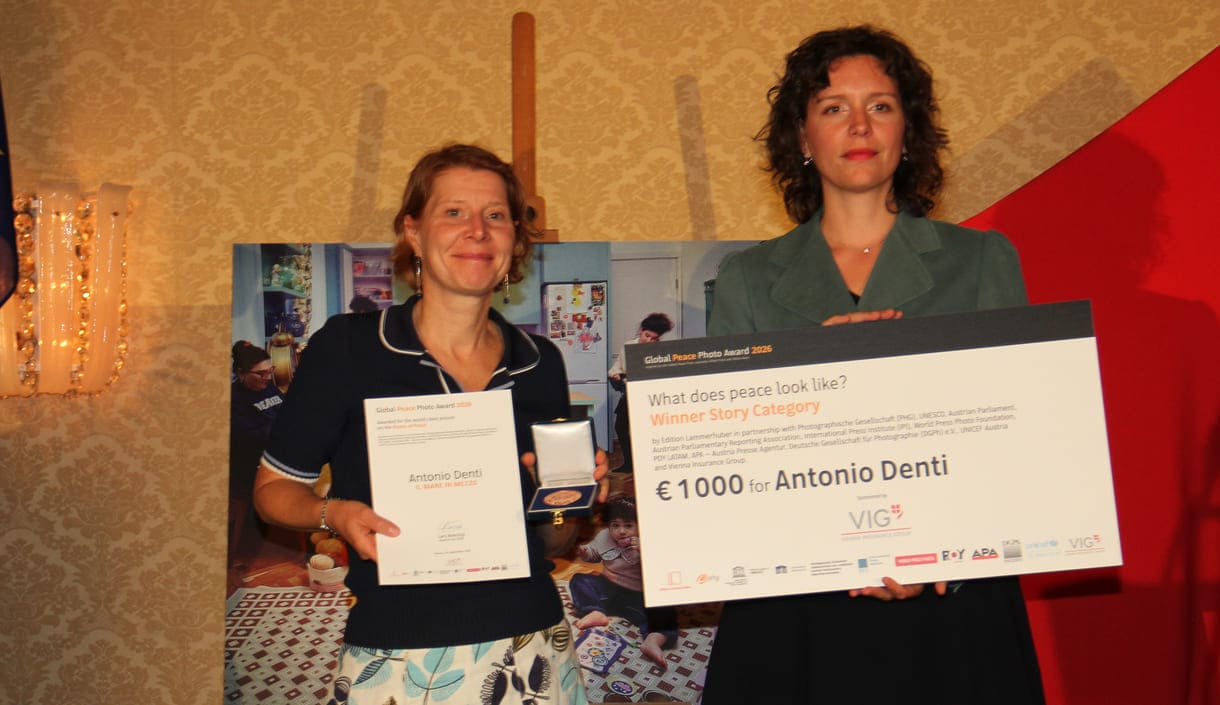 Symbolische Preisüberreichung an den abwesenden Fotografen Antonio Denti