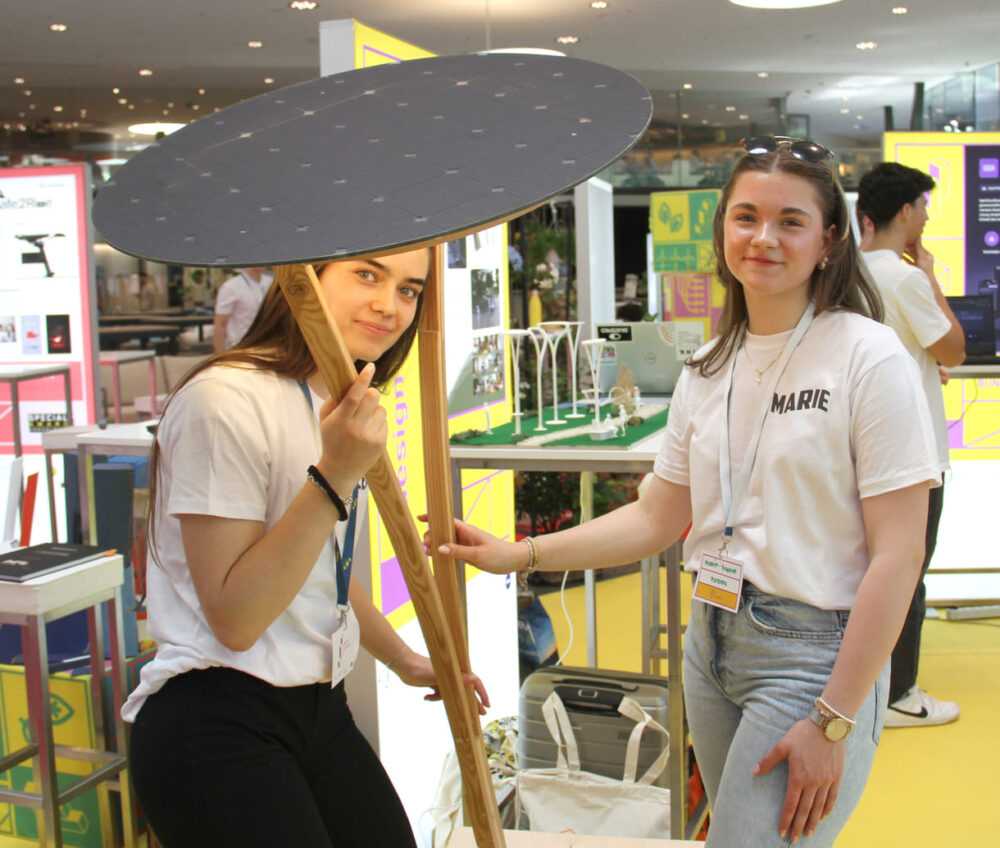 Celine Aurelia Tarchini und Marie-Sophie Tatschl vertreten das 4-Team, das dieses Modell einer Vielkönner-Holz-Laterne ausgedacht und gebaut hat