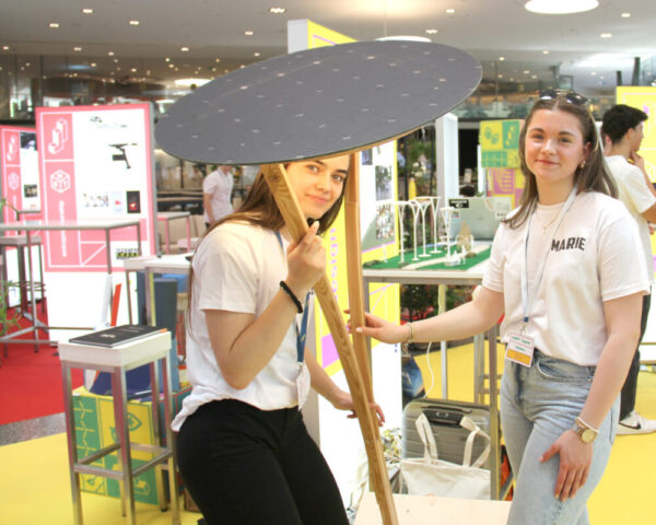 Celine Aurelia Tarchini und Marie-Sophie Tatschl vertreten das 4-Team, das dieses Modell einer Vielkönner-Holz-Laterne ausgedacht und gebaut hat