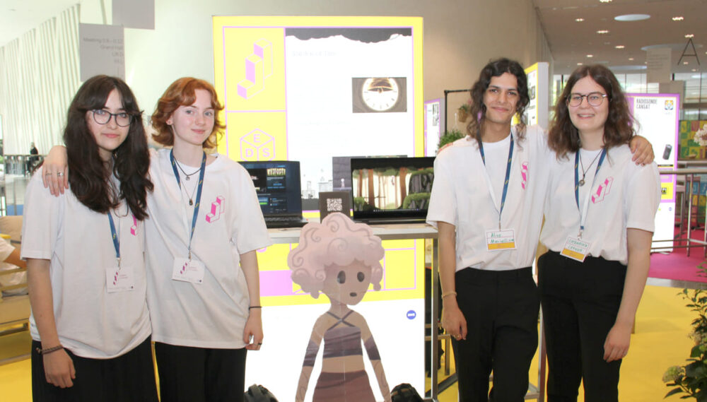 Marlen Seelos, Sofie Graf, Alice Marinellore und Catharina Lehner mit der Kartonfigur ihres Videospiel-Characters Flux
