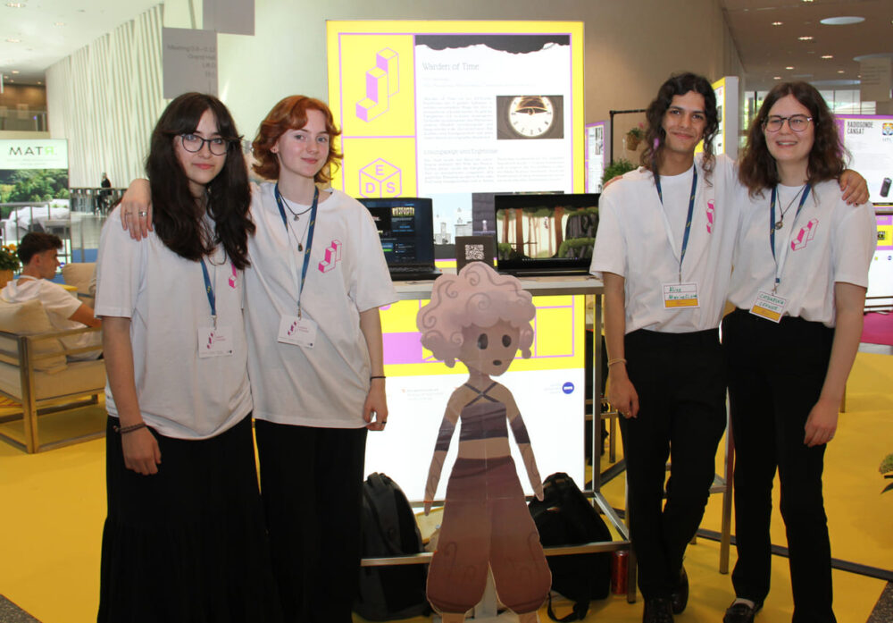 Marlen Seelos, Sofie Graf, Alice Marinellore und Catharina Lehner mit der Kartonfigur ihres Videospiel-Characters Flux