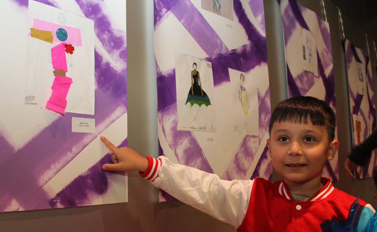 Berat Çetin zeigt auf seine Zeichnung