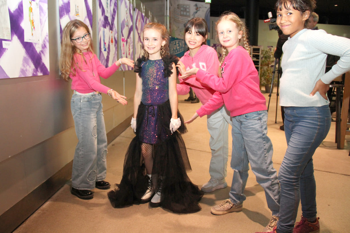 ... für den Auftritt probte sie miht ihren Freundinnen...