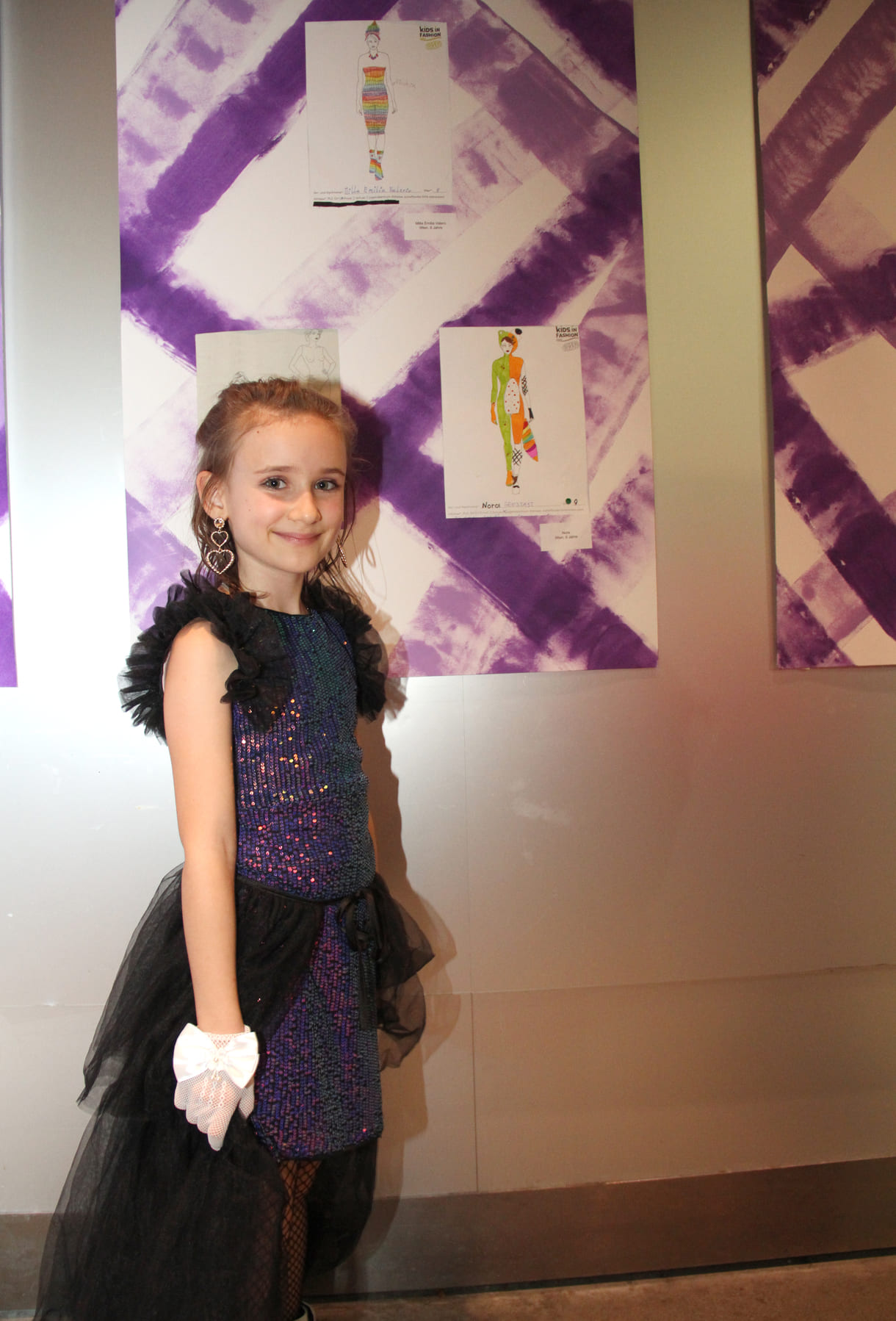 Milla Emilia Valerio machte sich für die Gala elegant - schwarz als Gegenstück zu ihrem kunterbunten Entwurf