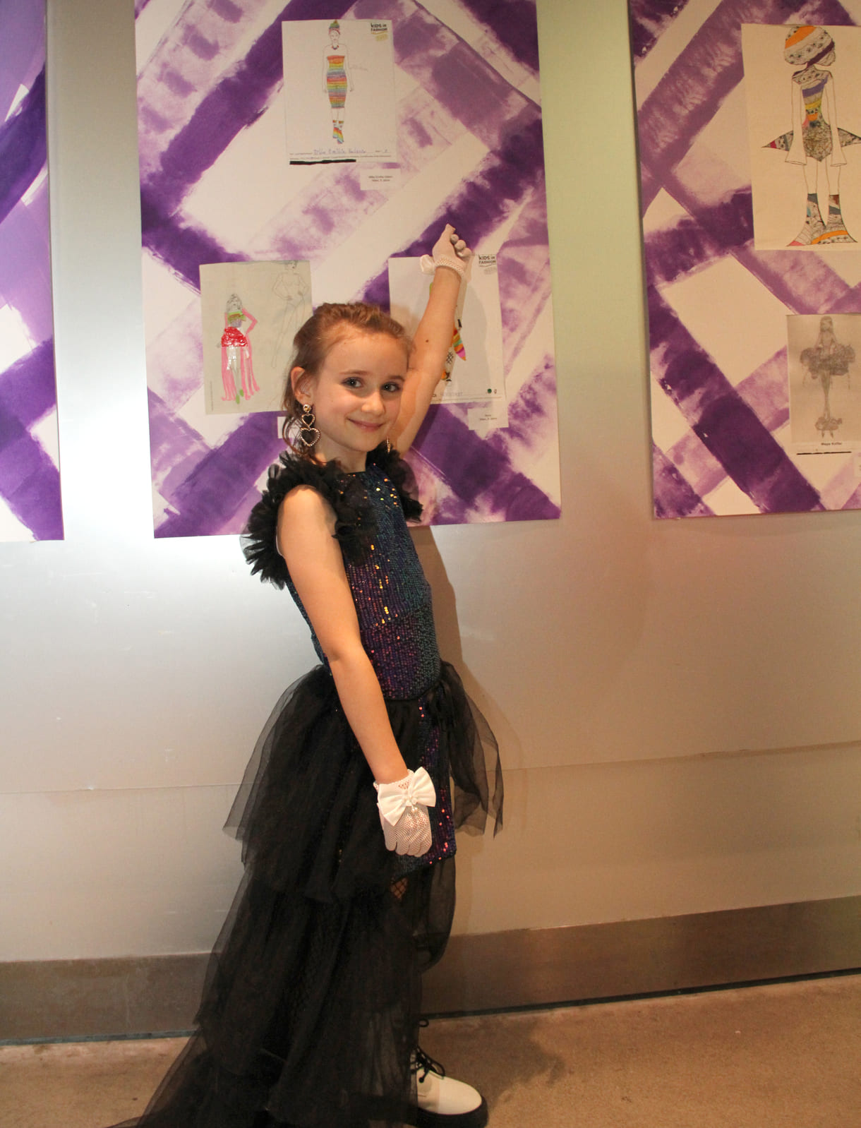 Milla Emilia Valerio machte sich für die Gala elegant - schwarz als Gegenstück zu ihrem kunterbunten Entwurf