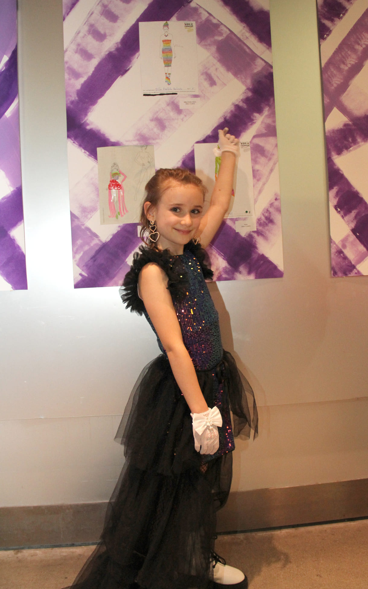 Milla Emilia Valerio machte sich für die Gala elegant - schwarz als Gegenstück zu ihrem kunterbunten Entwurf