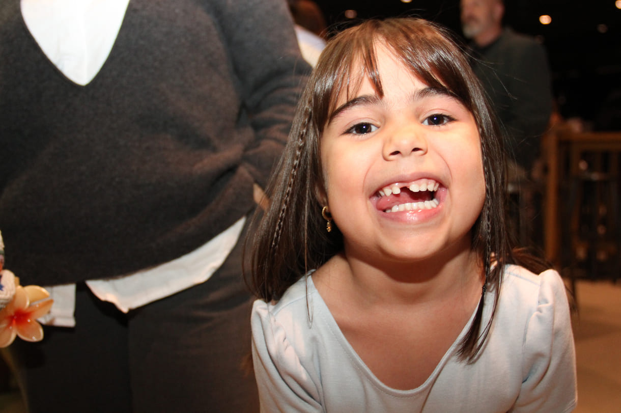 Quirlig unterwegs: Liya Kivrak - zu ihrer Zeichnung muss sie sich weit hinauf strecken