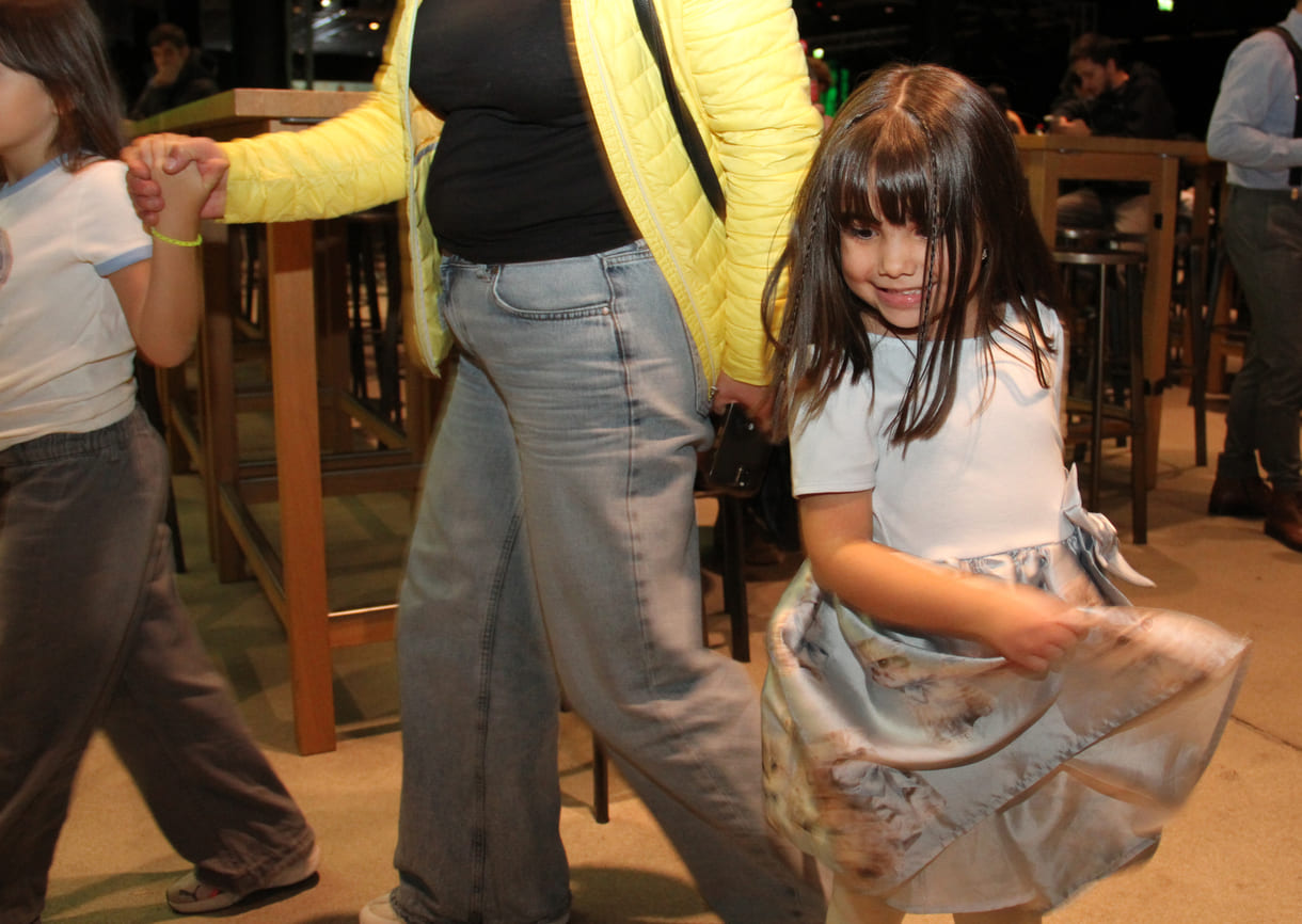 Quirlig unterwegs: Liya Kivrak - zu ihrer Zeichnung muss sie sich weit hinauf strecken