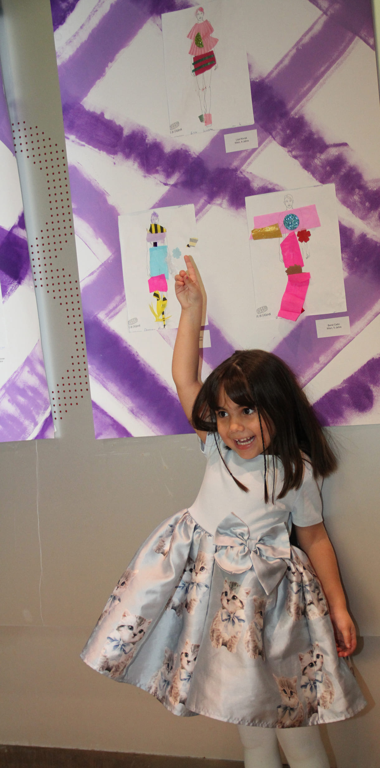 Quirlig unterwegs: Liya Kivrak - zu ihrer Zeichnung muss sie sich weit hinauf strecken